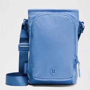 NWT Water Bottle Crossbody with Front Pocket 2L Pool Party Blue Lululemon